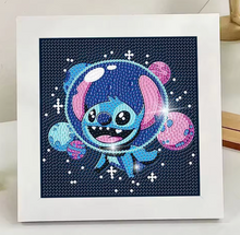 Carregar imagem no visualizador da galeria, Stitch 2025/1 (18cm x 18cm) - 100% Diamantes (Redondo) com Moldura - Pronta Entrega - Kit Completo
